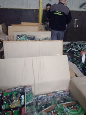 Sute de jucării, susceptibile a fi contrafăcute, confiscate în Constanţa